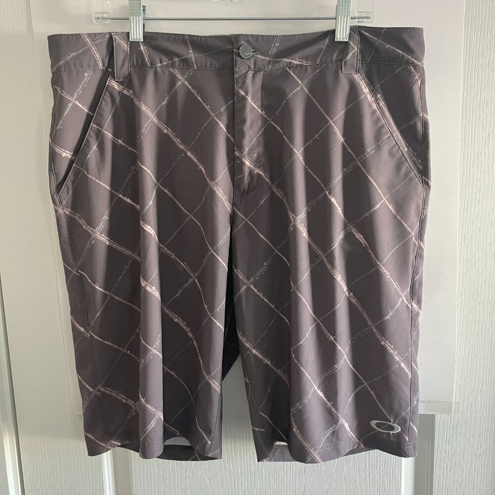 Oakley Men's Regular Fit Flat Front Performance Light Gray Golf Striped Short 36